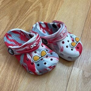 CROCS Marbled with charms baby shoes size C 4